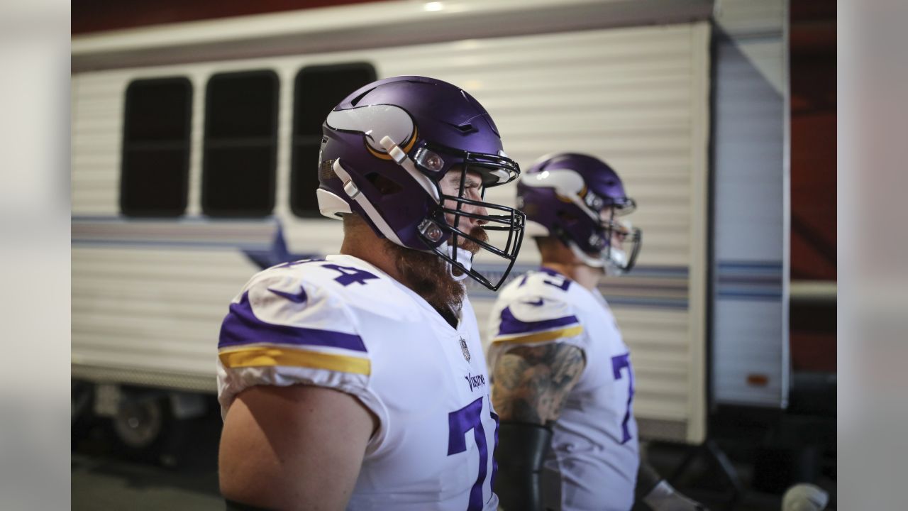 Free-agent tackle Mike Remmers to visit Vikings