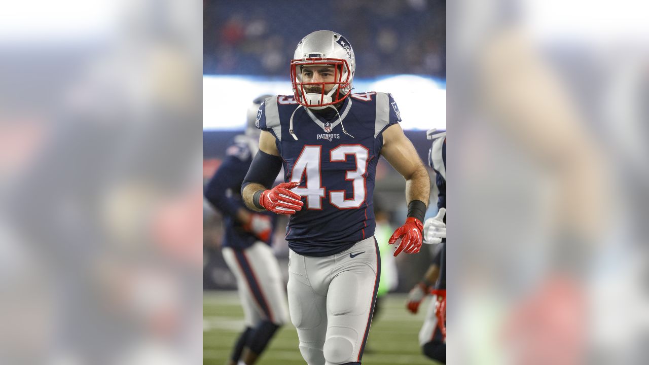 New York Giants defensive back Nate Ebner (43) warms up before an