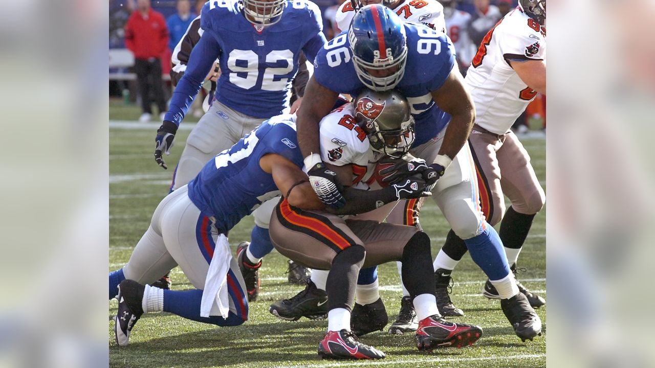 New York Giants defensive tackle Barry Cofield holds up a