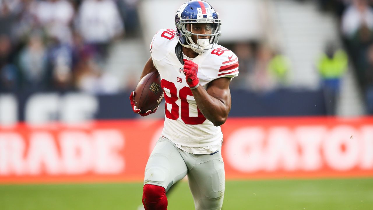 New York Giants wide receiver VICTOR CRUZ celebrates his 34 yard catch