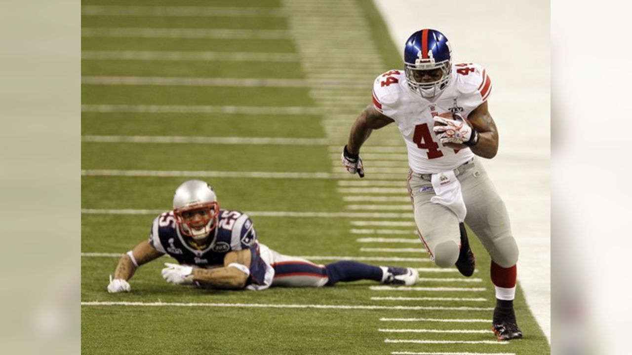 Tight end Aaron Hernandez (81) of the New England Patriots was unable to  catch this Tom Brady pass as he was defended by strong safety Deon Grant  (34) of the New York