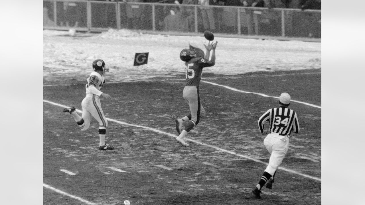 New York Giants' flanker back Frank Gifford (16) snares a pass during game  against the Pittsburgh Steelers at Yankee Stadium, Dec. 15, 1963. (AP Photo  Stock Photo - Alamy