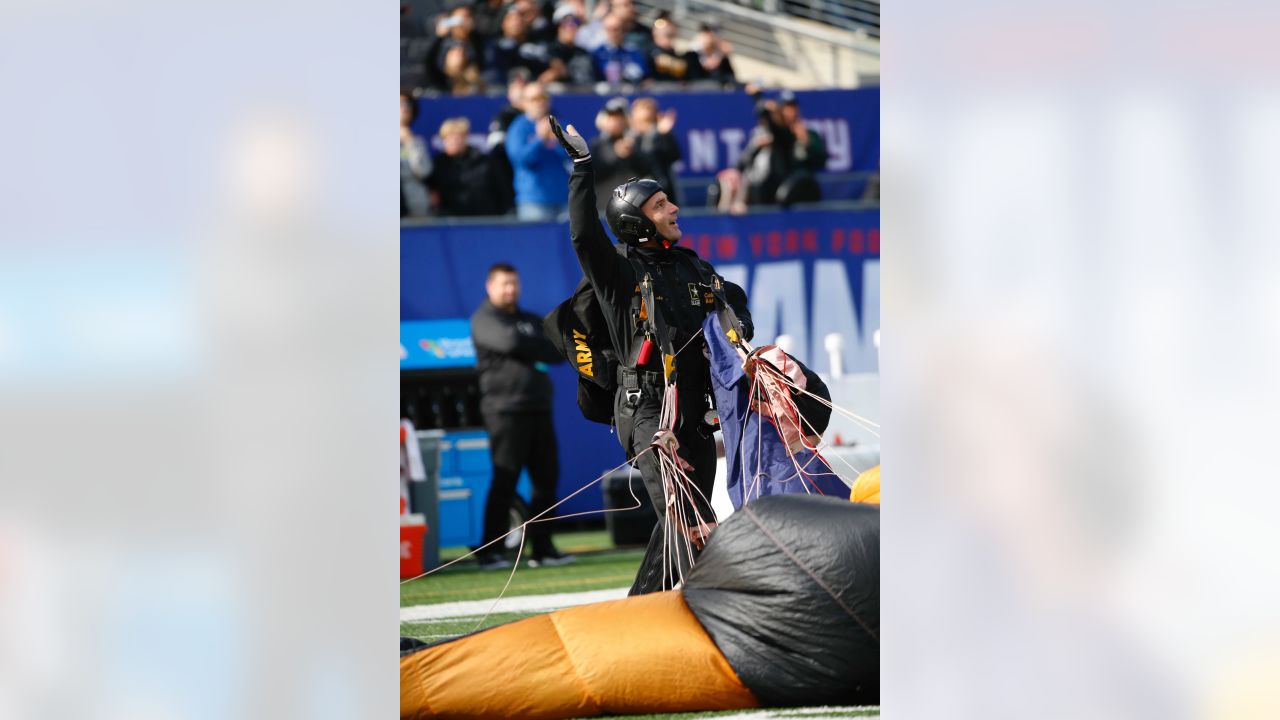 📸 U.S. Army Golden Knights parachute into MetLife Stadium