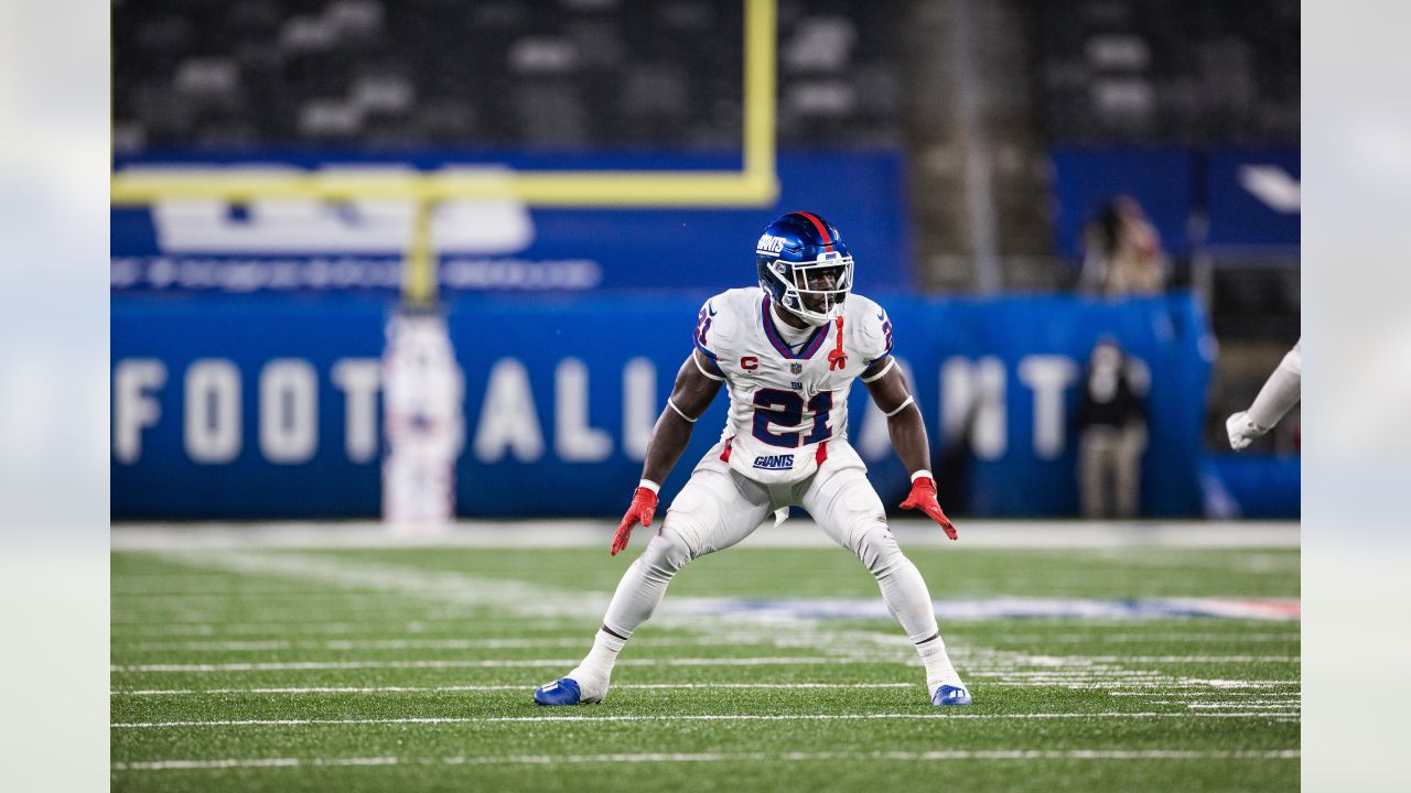 FOXBOROUGH, MA - AUGUST 25: New York Giants running back Elijhaa Penny (39)  makes a grab during