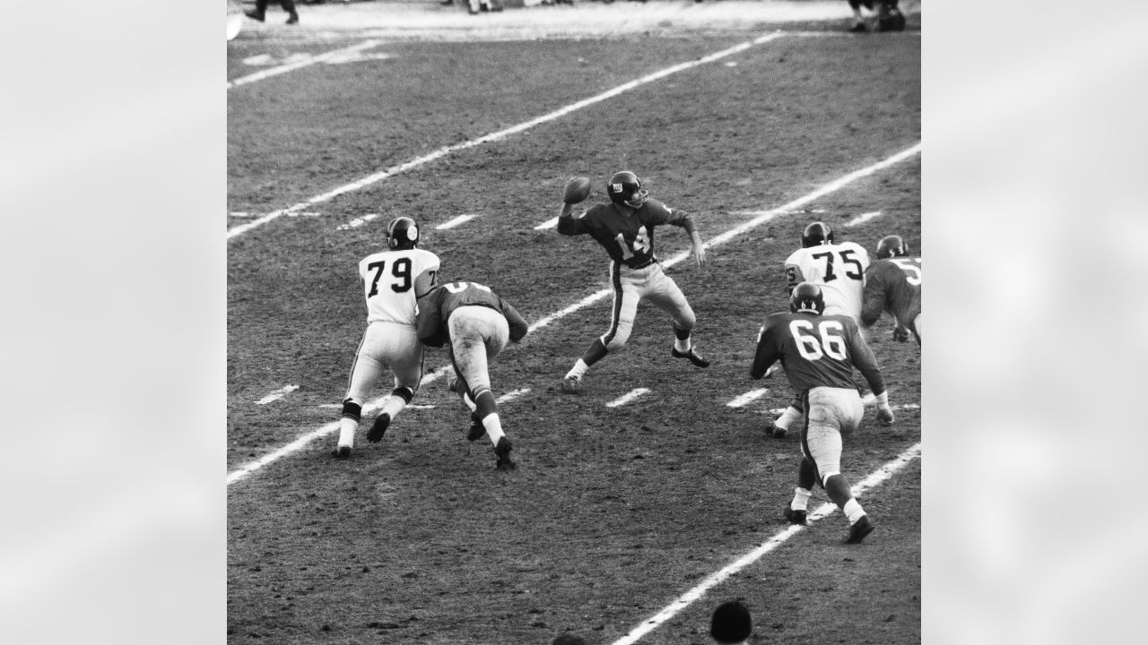 New York Giants' flanker back Frank Gifford (16) snares a pass