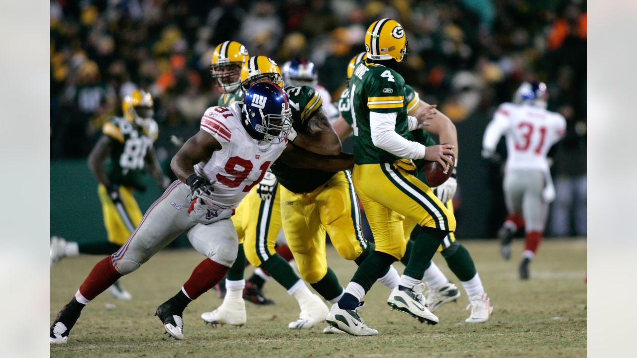 Green Bay Packers Charlie Peprah tries to tackle New York Giants