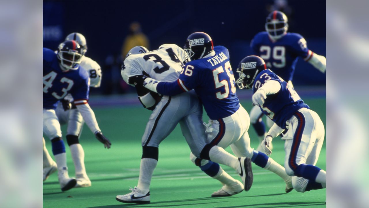 Lawrence Taylor New York Giants-56 during the 1987 Superbowl against the  Denver Broncos, Pasadena, CA. January 25, 1987 Stock Photo - Alamy