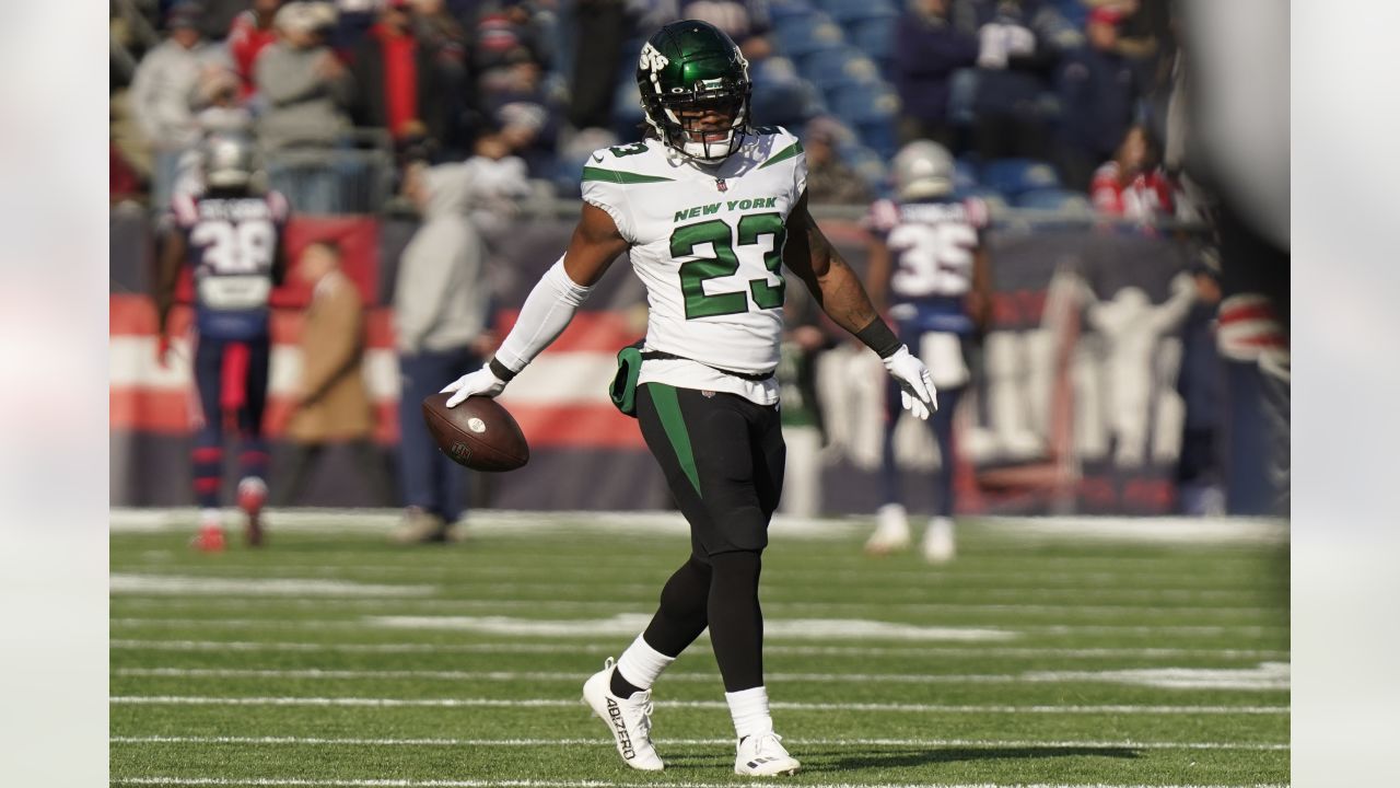 New York Jets' James Robinson (23) dives past Buffalo Bills' Tim