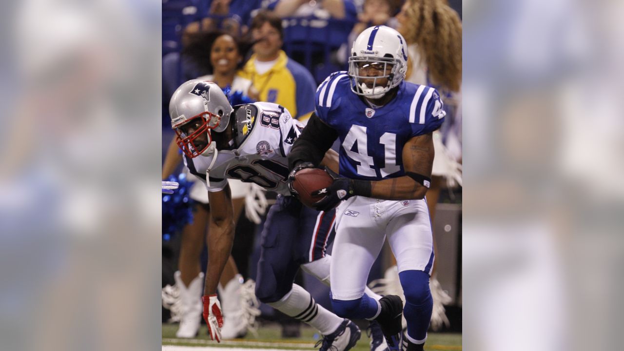 Indianapolis Colts defensive back Antoine Bethea during the NFL team's  football training camp in Terre Haute, Ind., Tuesday, Aug. 11, 2009. (AP  Photo/Michael Conroy Stock Photo - Alamy