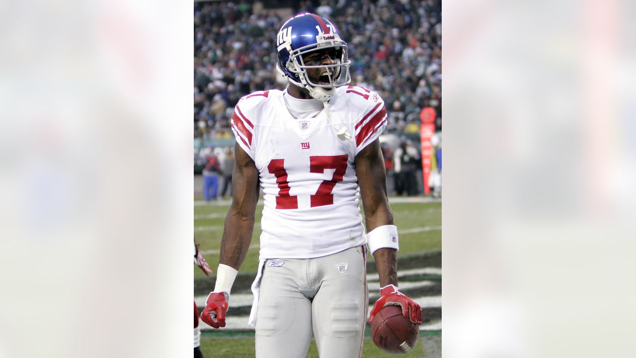 New York Giants' wide receiver Plaxico Burress lands in the end