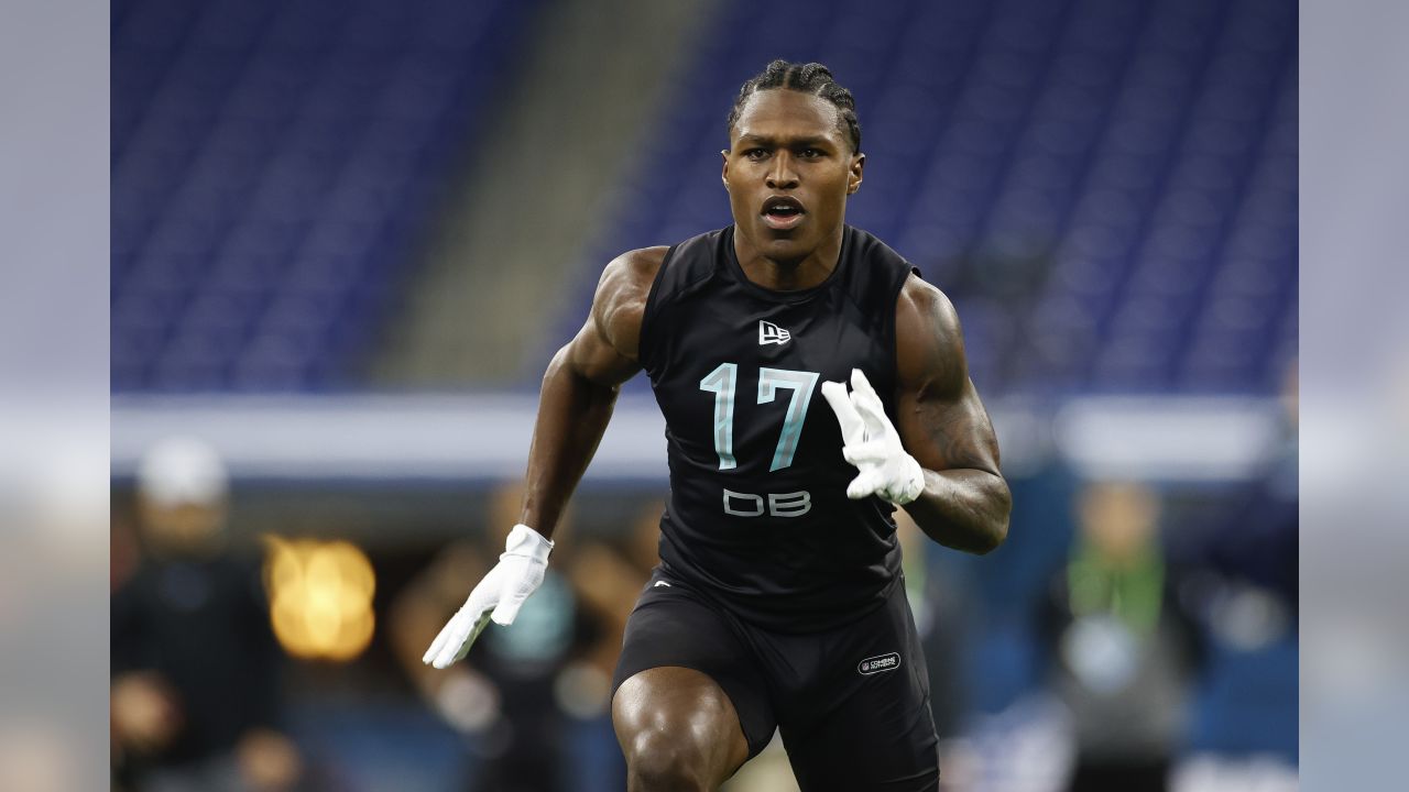 Darnay Holmes' Hall of Fame Mentors Rave About Giants Draft 'Steal'