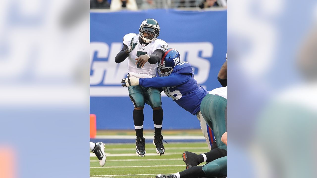 New York Giants defensive tackle Barry Cofield holds up a