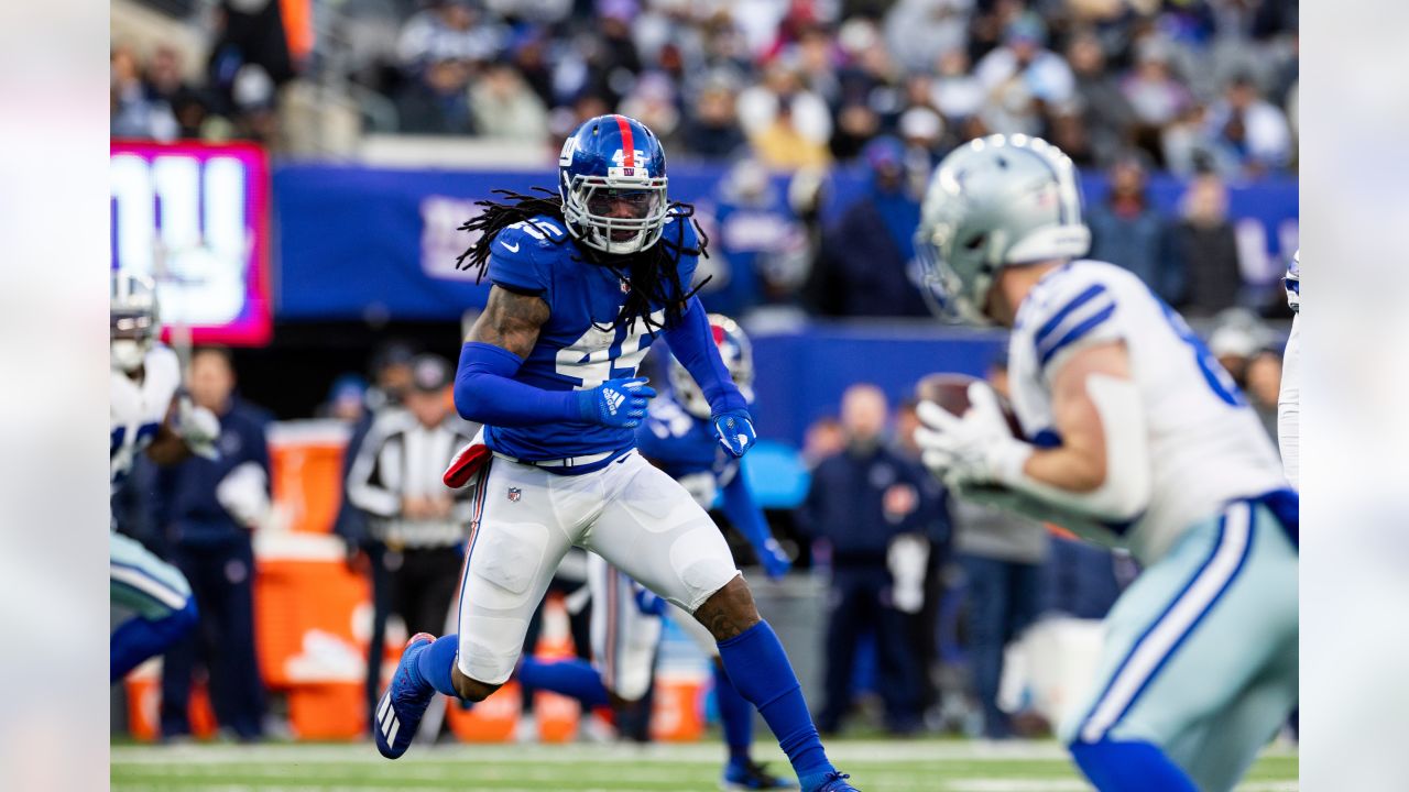 New York Giants fullback Elijhaa Penny (39) and defensive back Steven  Parker (38) react after a defensive play against the Washington Football  Team during the first quarter of an NFL football game, Sunday, Jan. 9,  2022, in East Rutherford, N.J. (AP Pho