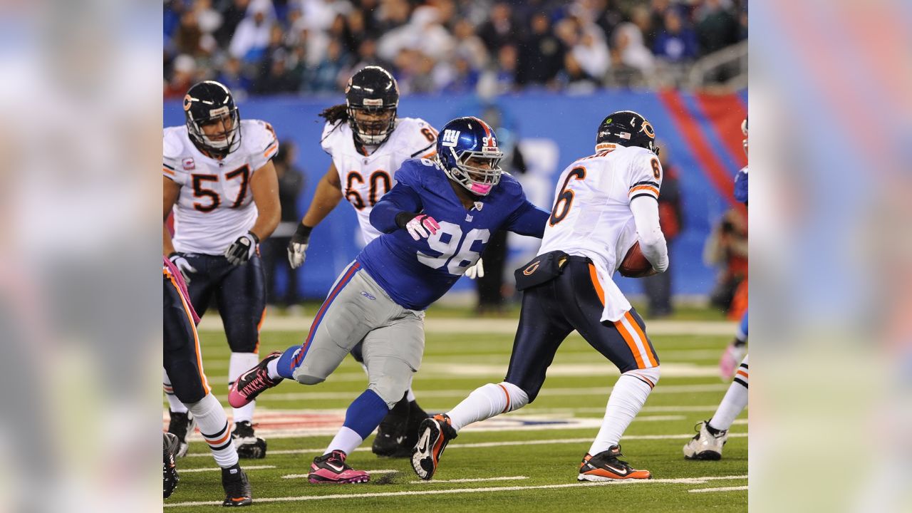 New York Giants defensive tackle Barry Cofield holds up a