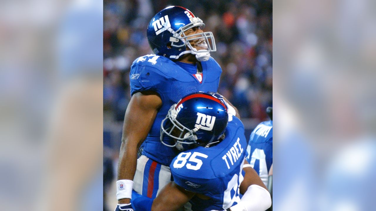 Dallas Cowboys safety Gerald Sensabaugh, right, defends as New York Giants  wide receiver Steve Smith (12) dives into the end zone for a touchdown in  the second half of an NFL football