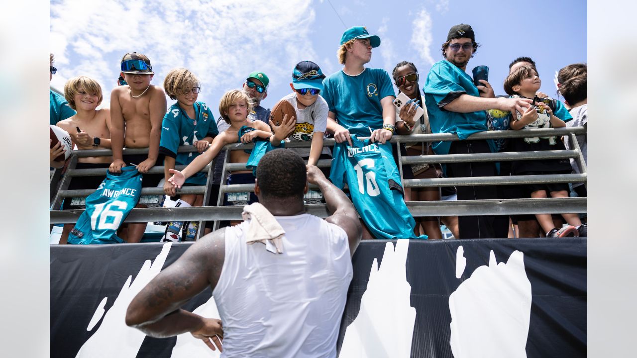 \ud83d\udce3 Fans Bring the Energy at Jaguars 2023 Stadium Practice