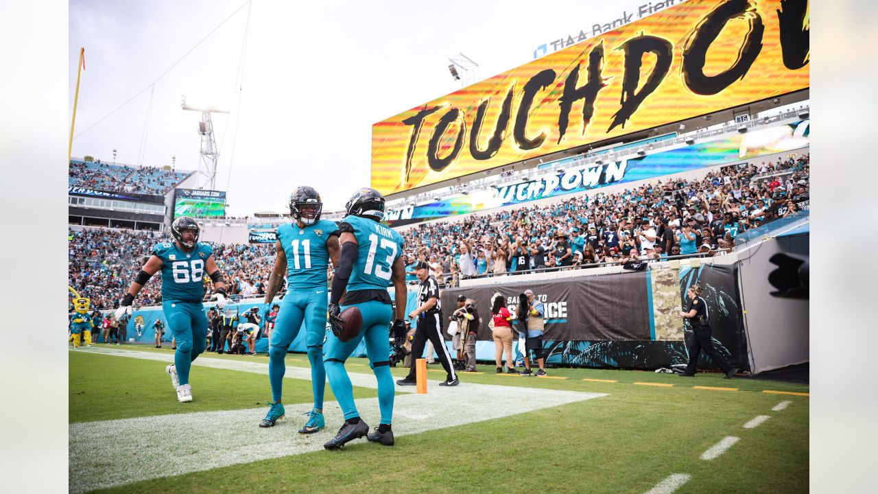 DVIDS - Images - Jacksonville Jaguars Salute to Service game [Image 4 of 9]