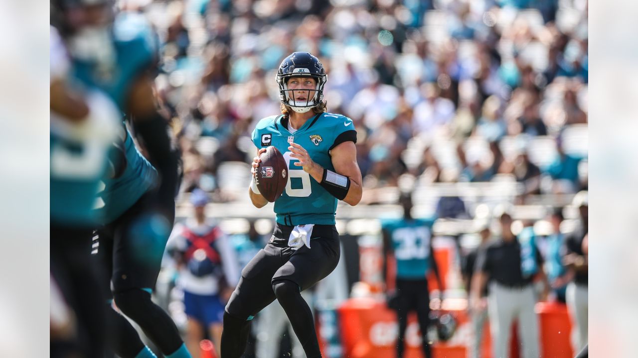 Jacksonville Jaguars vs. Houston Texans. Fans support on NFL Game.  Silhouette of supporters, big screen with two rivals in background Stock  Photo - Alamy