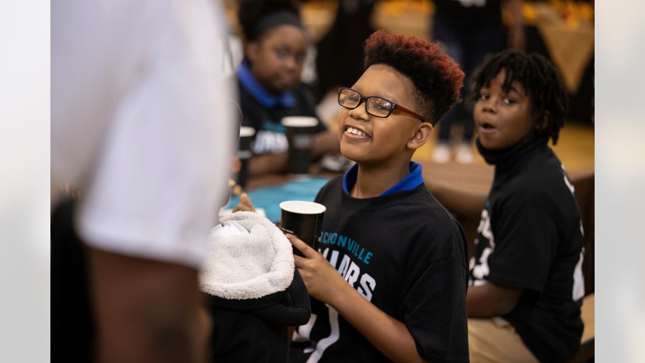 Jaguars' Josh Allen, Travon Walker serve up Thanksgiving treat to kids