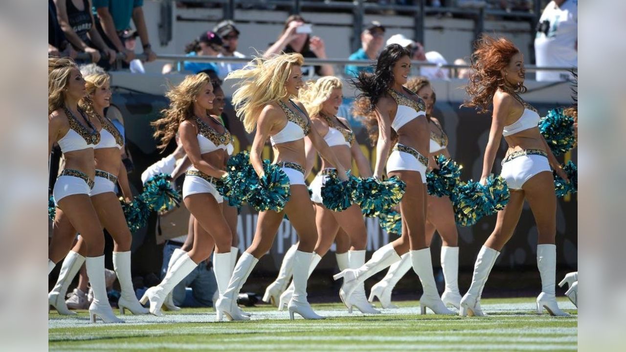 The ROAR of the Jaguars Photos from Week 14 – Ultimate Cheerleaders