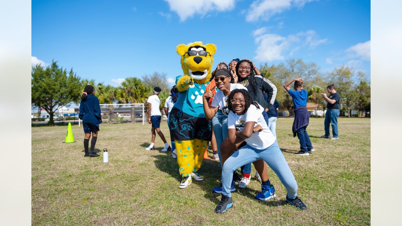 Jaxson DeVille, Jacksonville Jaguars Mascot Challenges Blue