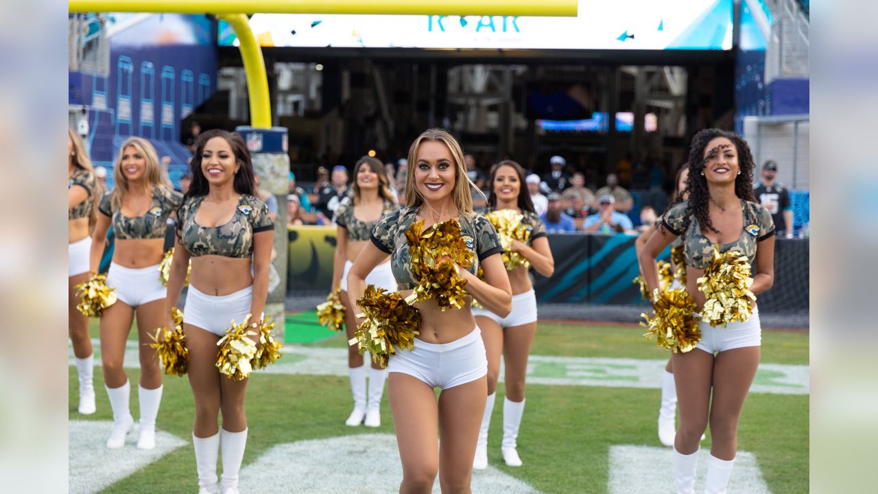 Jacksonville, FL, USA. 8th Dec, 2019. Jaguars cheer team the Roar