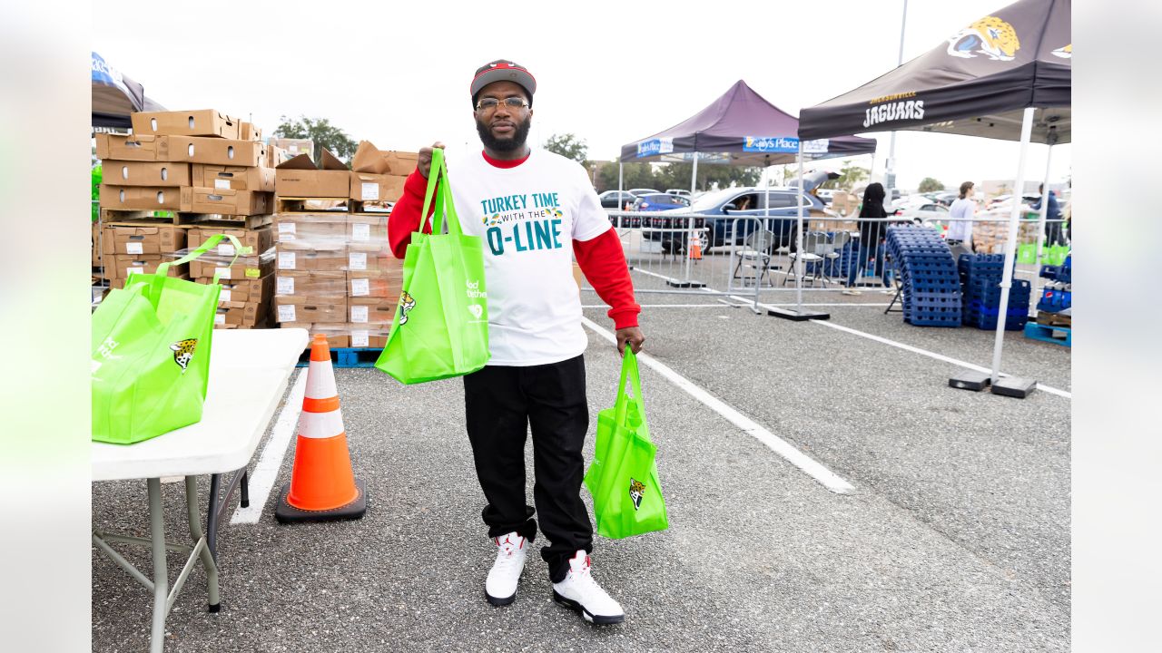 JAGUARS PLAYERS AND COACHES, PUBLIX, PEPSICO AND PARTNERS SUPPORT FEEDING  NORTHEAST FLORDIA TO PROVIDE TURKEYS AND HOLIDAY FOOD FOR 600 FAMILIES IN  NORTHEAST FLORIDA - Feeding Northeast Florida