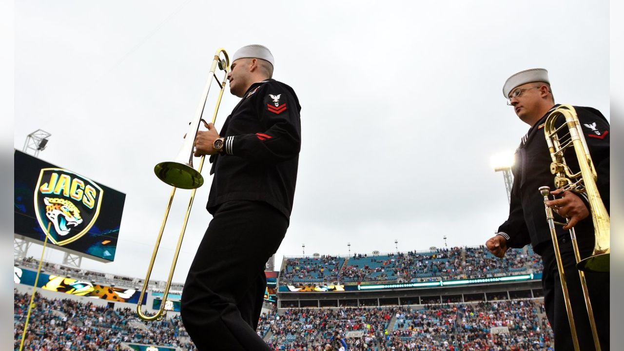 File:Jacksonville Jaguars Salute to Service game 151129-A-XH155-942.jpg -  Wikimedia Commons