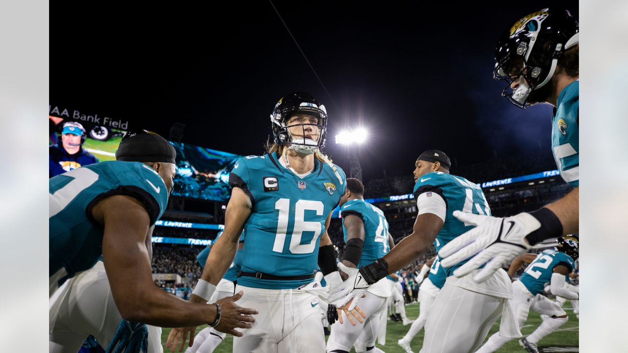 Photos: Jaguars fans showing their colors during Jags V. Chargers game –  Action News Jax