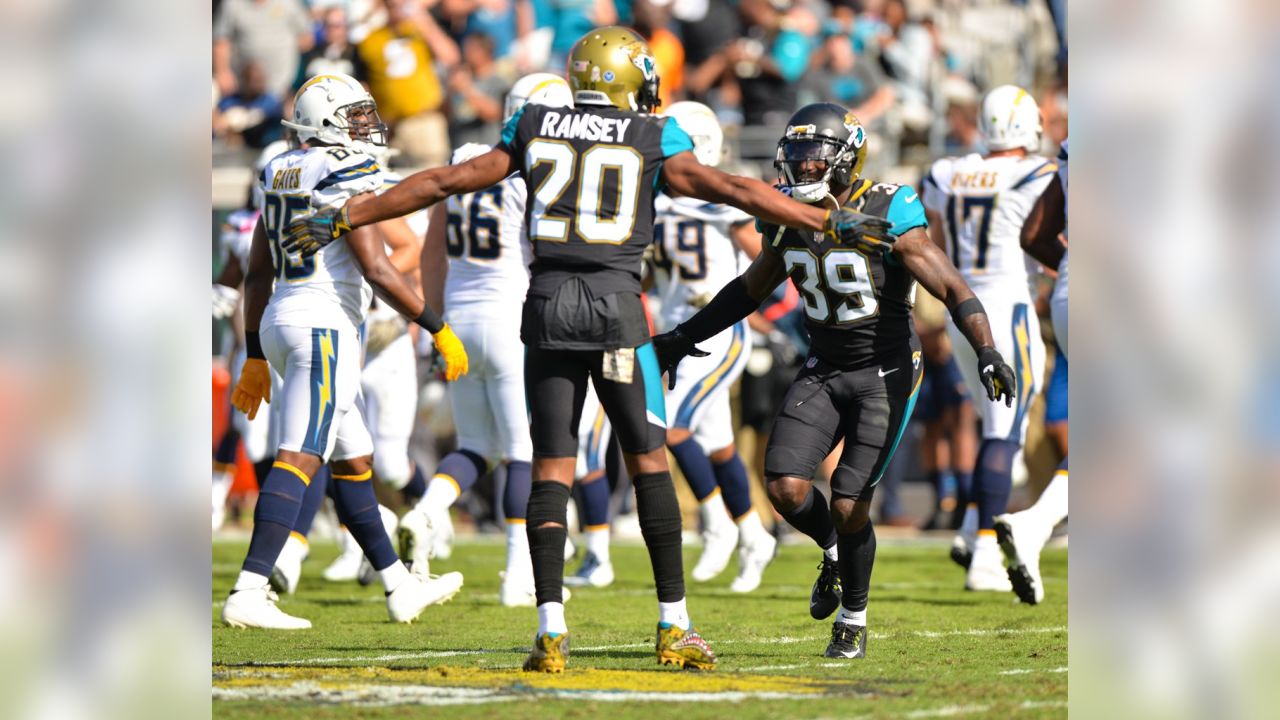 Los Angeles Chargers vs. Jacksonville Jaguars. Fans support on NFL Game.  Silhouette of supporters, big screen with two rivals in background Stock  Photo - Alamy