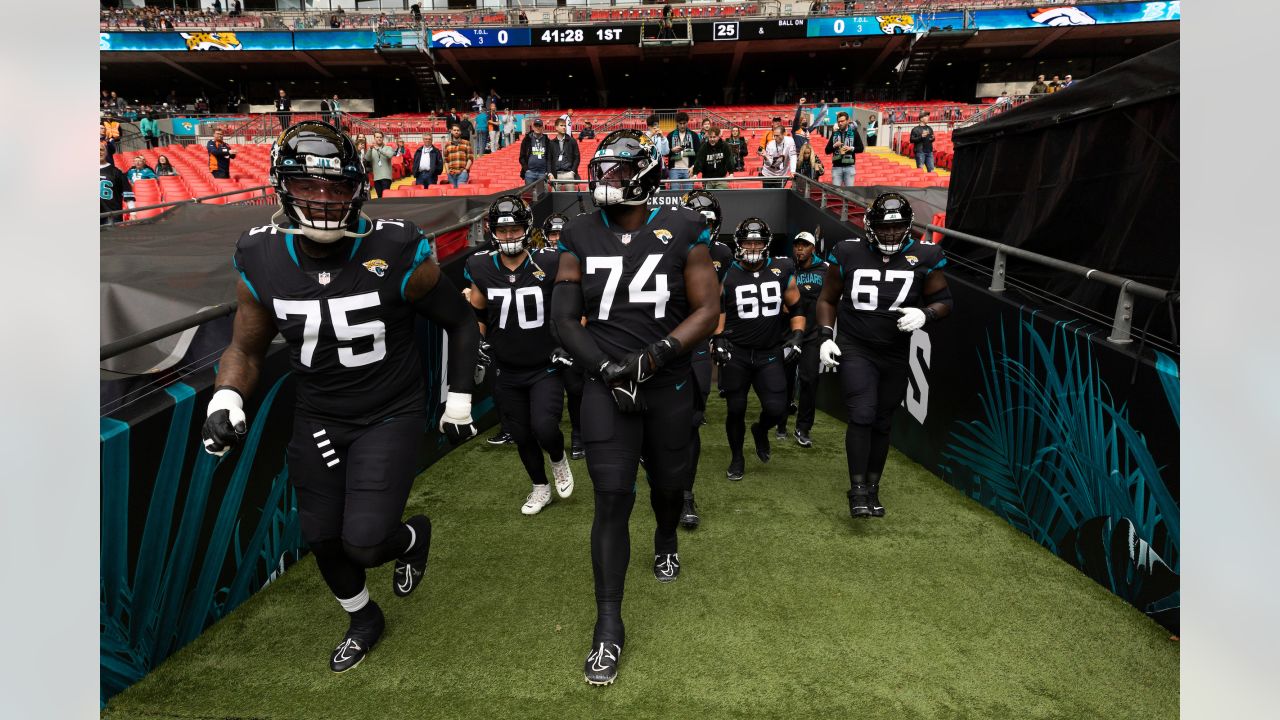 Pregame photos: Broncos arrive and prepare for Week 8 game vs. Jaguars in  London