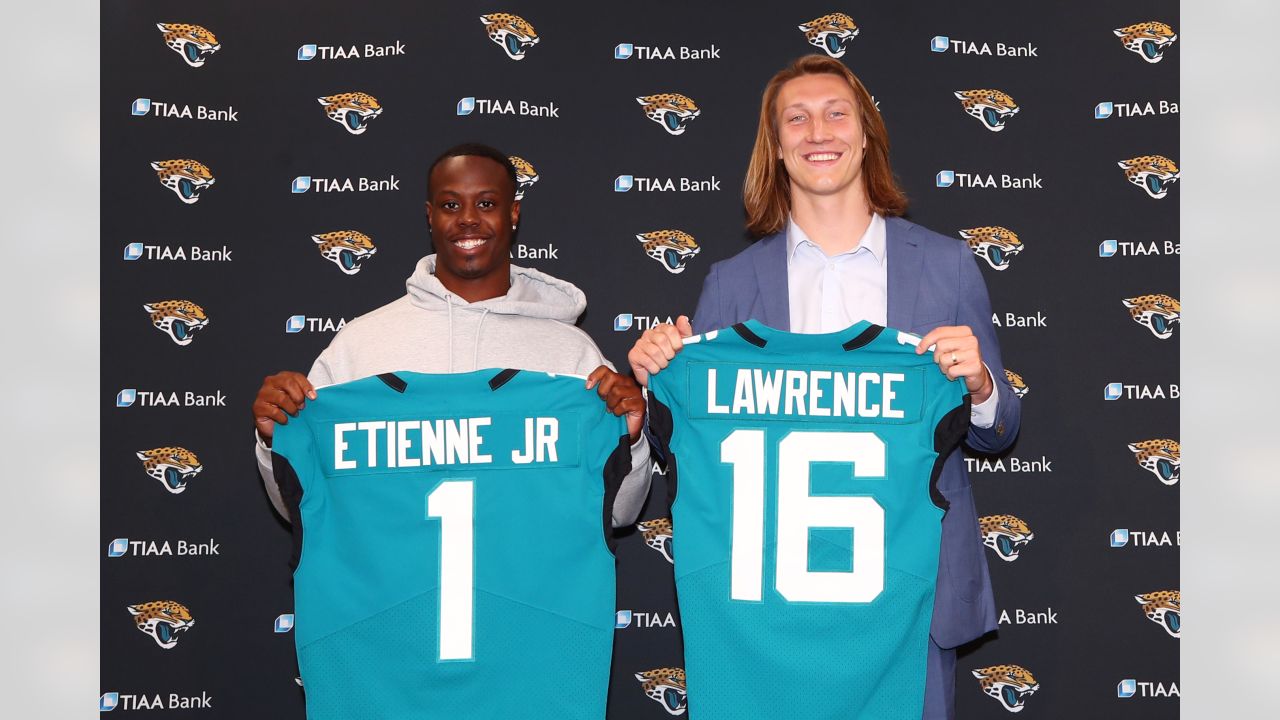 Photo: Jaguars Trevor Lawrence Warms Up - KCP20230121108 