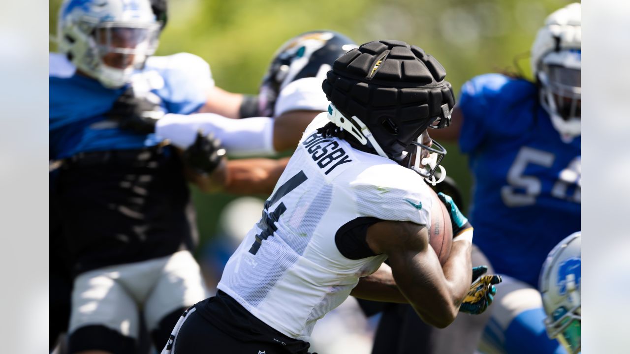 Jacksonville Jaguars linebacker Devin Lloyd (33) defends against the Dallas  Cowboys during an NFL Football game in Arlington, Texas, Saturday, August  12, 2023. (AP Photo/Michael Ainsworth Stock Photo - Alamy