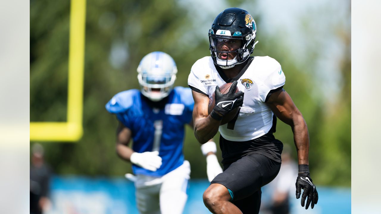 Jacksonville Jaguars linebacker Devin Lloyd (33) defends against the Dallas  Cowboys during an NFL Football game in Arlington, Texas, Saturday, August  12, 2023. (AP Photo/Michael Ainsworth Stock Photo - Alamy