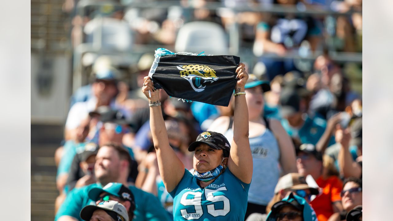 Tennessee Titans vs. Jacksonville Jaguars. Fans support on NFL Game.  Silhouette of supporters, big screen with two rivals in background Stock  Photo - Alamy