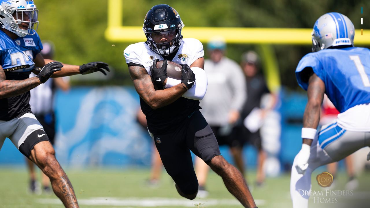 Jacksonville Jaguars inside linebacker Devin Lloyd (33) performs a drills  during an NFL football practice, Saturday, July 30, 2022, in Jacksonville,  Fla. (AP Photo/John Raoux Stock Photo - Alamy