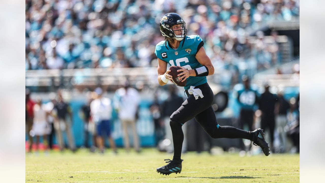 Jacksonville Jaguars vs. Houston Texans. Fans support on NFL Game.  Silhouette of supporters, big screen with two rivals in background Stock  Photo - Alamy