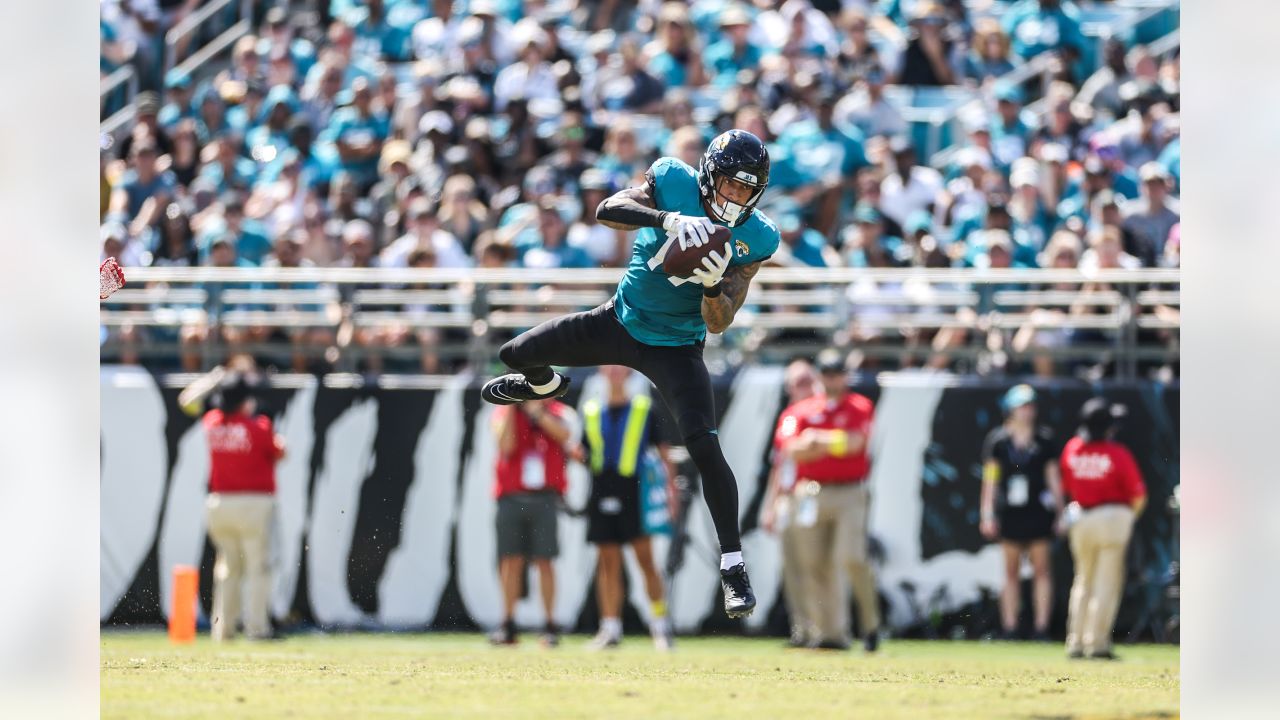 Jacksonville Jaguars vs. Houston Texans. Fans support on NFL Game.  Silhouette of supporters, big screen with two rivals in background Stock  Photo - Alamy