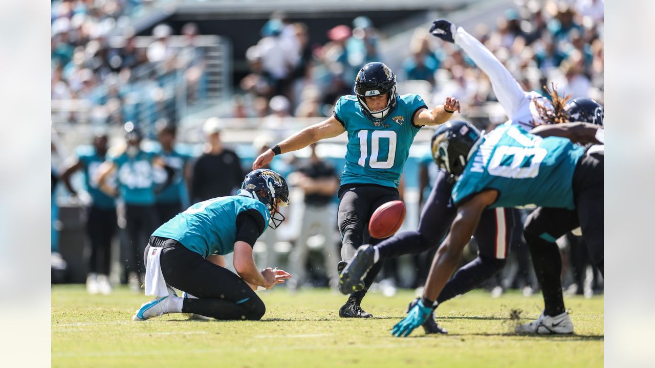 Jacksonville Jaguars vs. Houston Texans. Fans support on NFL Game.  Silhouette of supporters, big screen with two rivals in background Stock  Photo - Alamy