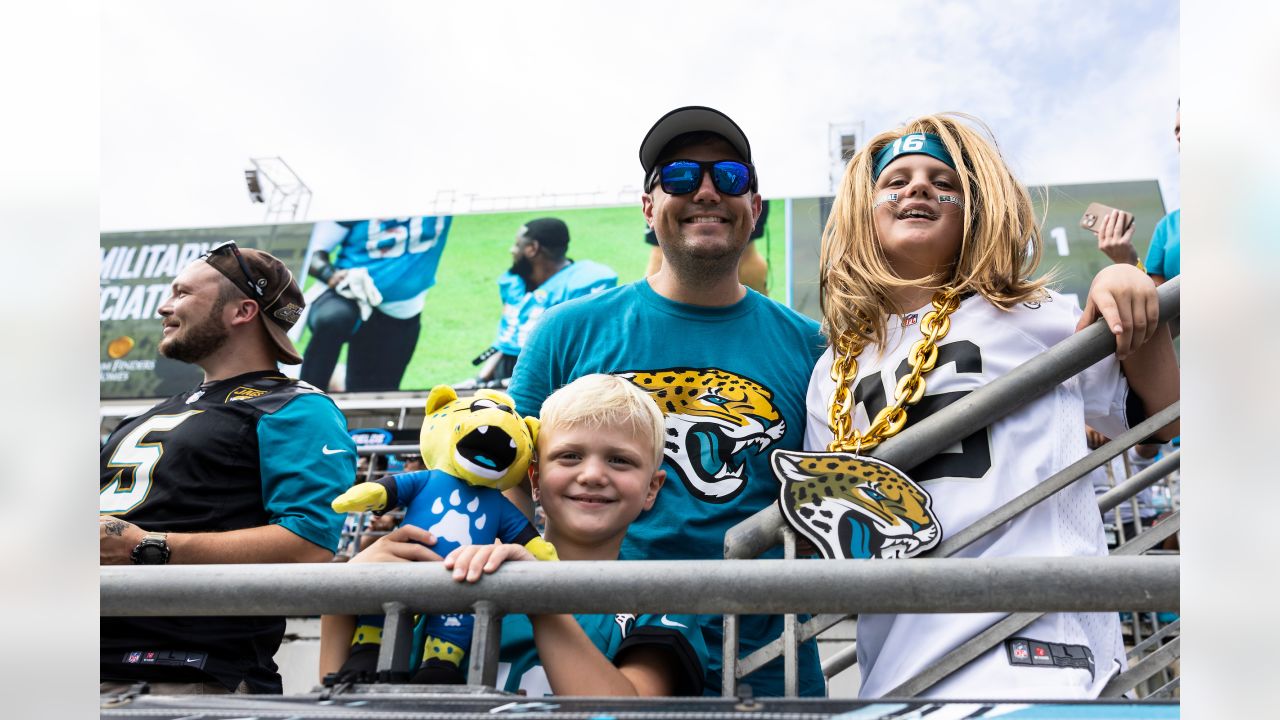 \ud83d\udce3 Fans Bring the Energy at Jaguars 2023 Stadium Practice