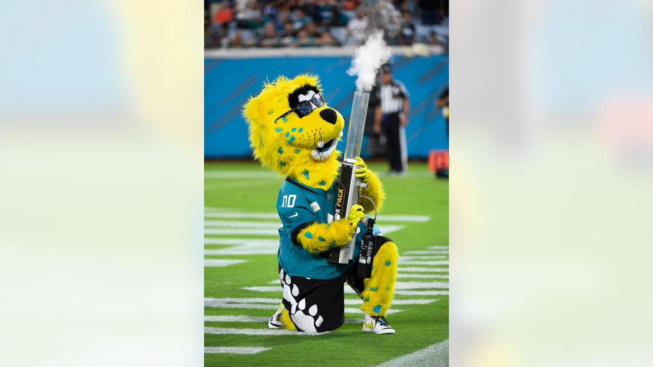 Christopher Powers on Twitter: Jags mascot Jaxson de Ville going