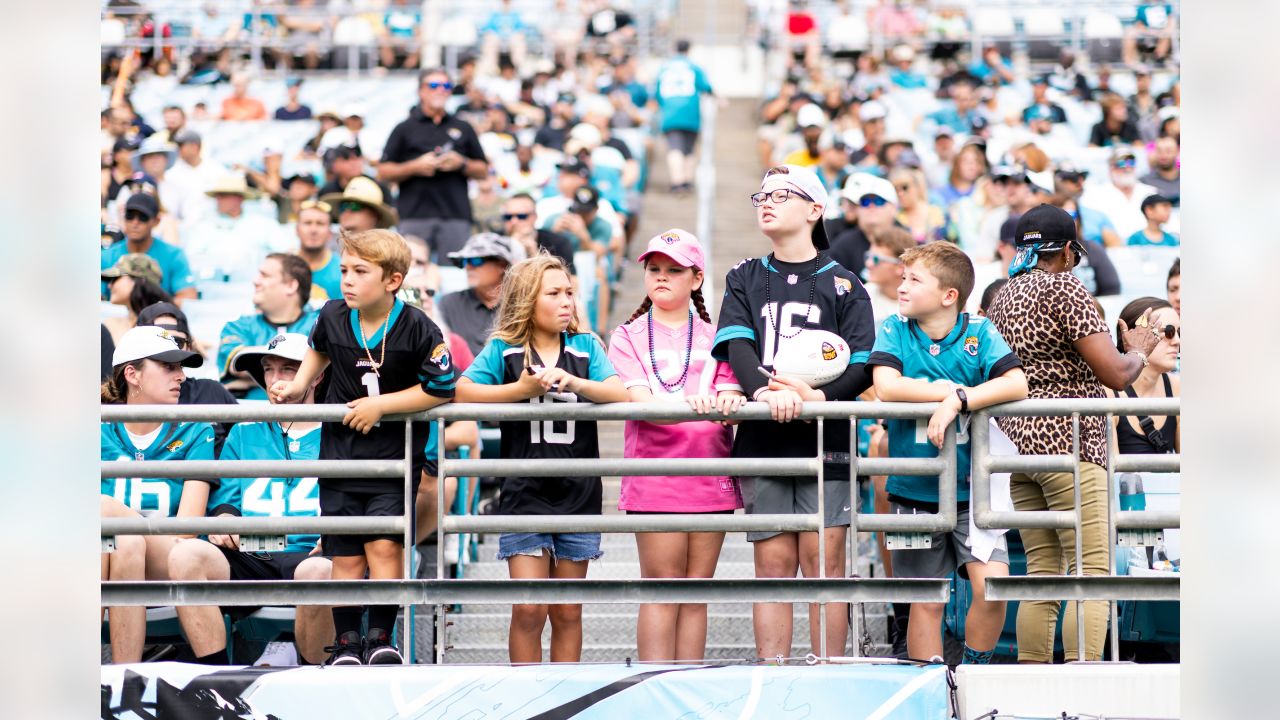 \ud83d\udce3 Fans Bring the Energy at Jaguars 2023 Stadium Practice