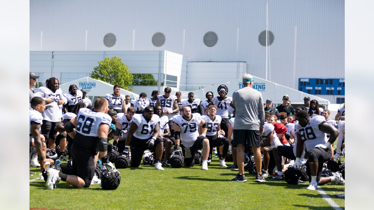 Jacksonville Jaguars linebacker Devin Lloyd (33) defends against the Dallas  Cowboys during an NFL Football game in Arlington, Texas, Saturday, August  12, 2023. (AP Photo/Michael Ainsworth Stock Photo - Alamy