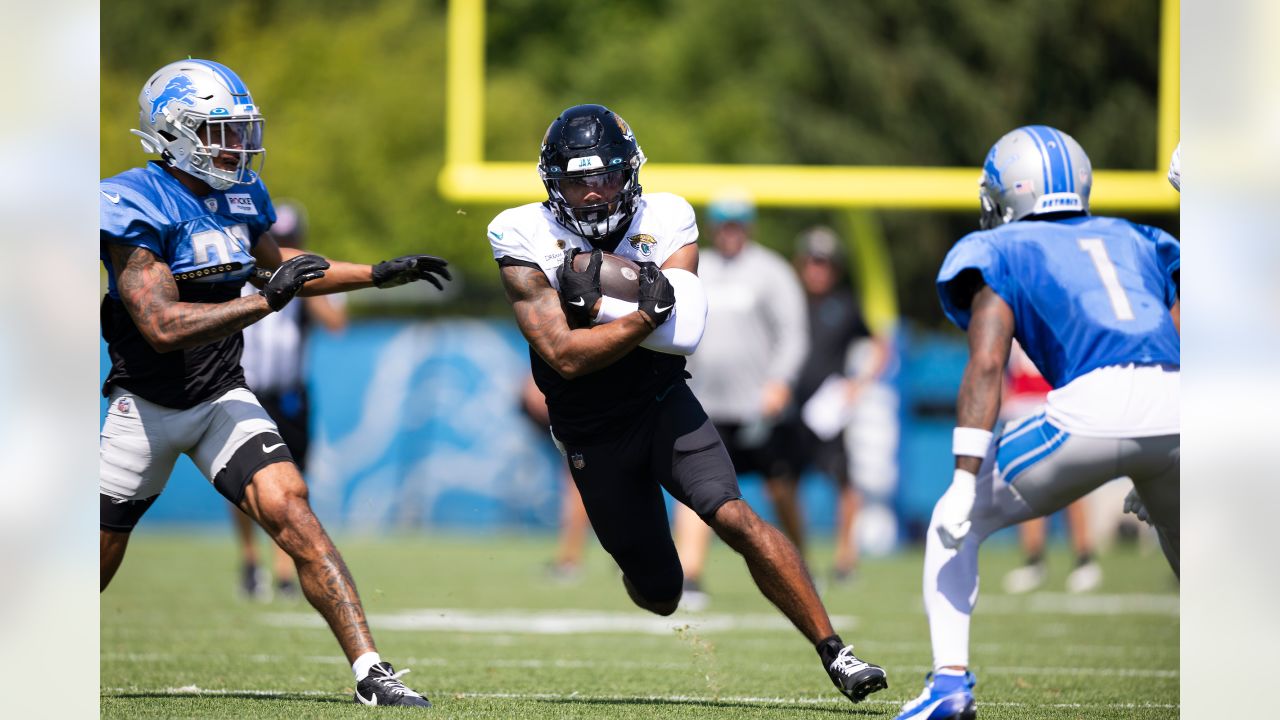 Jacksonville Jaguars linebacker Devin Lloyd (33) defends against the Dallas  Cowboys during an NFL Football game in Arlington, Texas, Saturday, August  12, 2023. (AP Photo/Michael Ainsworth Stock Photo - Alamy