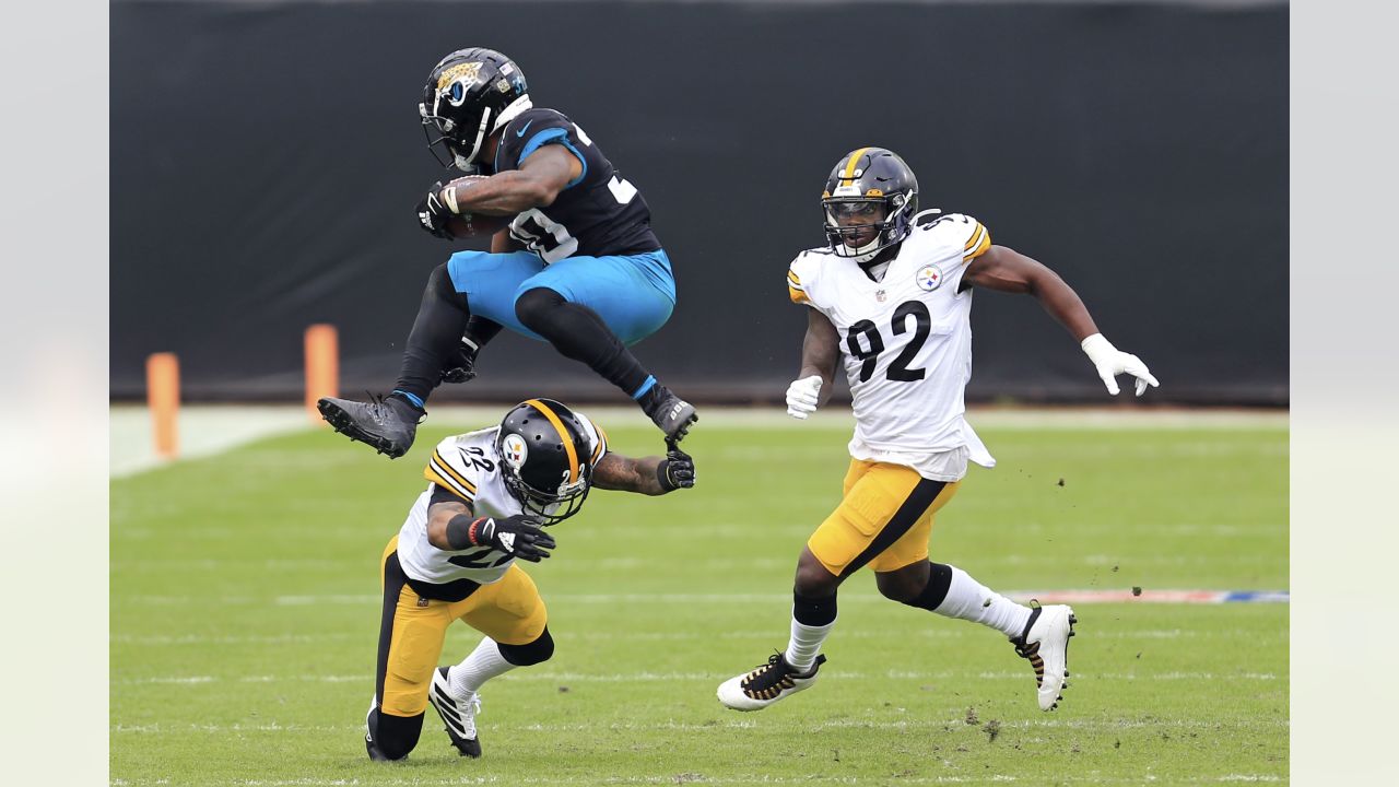 Jacksonville Jaguars' James Robinson (25) is tackled by Cincinnati