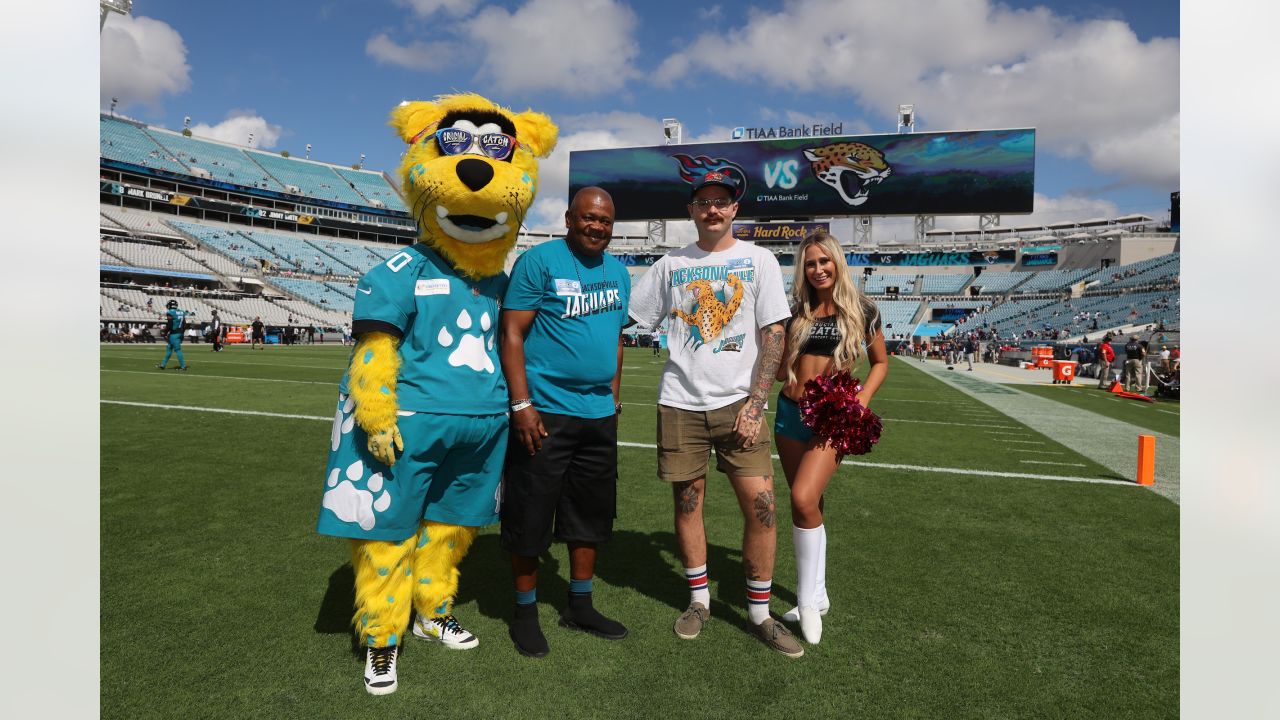 Tennessee Titans vs. Jacksonville Jaguars. Fans support on NFL Game.  Silhouette of supporters, big screen with two rivals in background Stock  Photo - Alamy