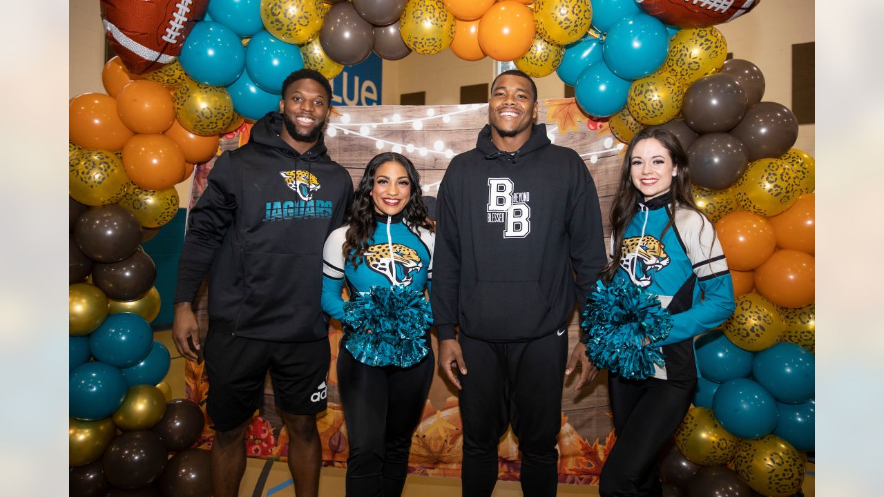 Jaguars' Josh Allen, Travon Walker serve up Thanksgiving treat to kids