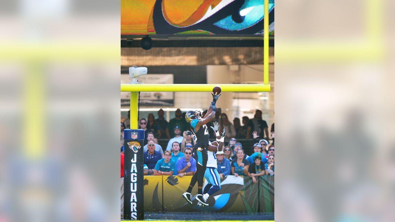 Jacksonville, FL, USA. 7th Jan, 2018. Jacksonville Jaguars cornerback Jalen  Ramsey (20) celebrates intercepting a ball intended for Buffalo Bills wide  receiver Deonte Thompson (10) during the AFC Wild Card football game