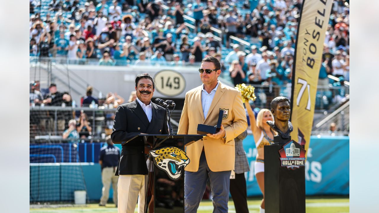 Jacksonville Jaguars vs. Houston Texans. Fans support on NFL Game.  Silhouette of supporters, big screen with two rivals in background Stock  Photo - Alamy