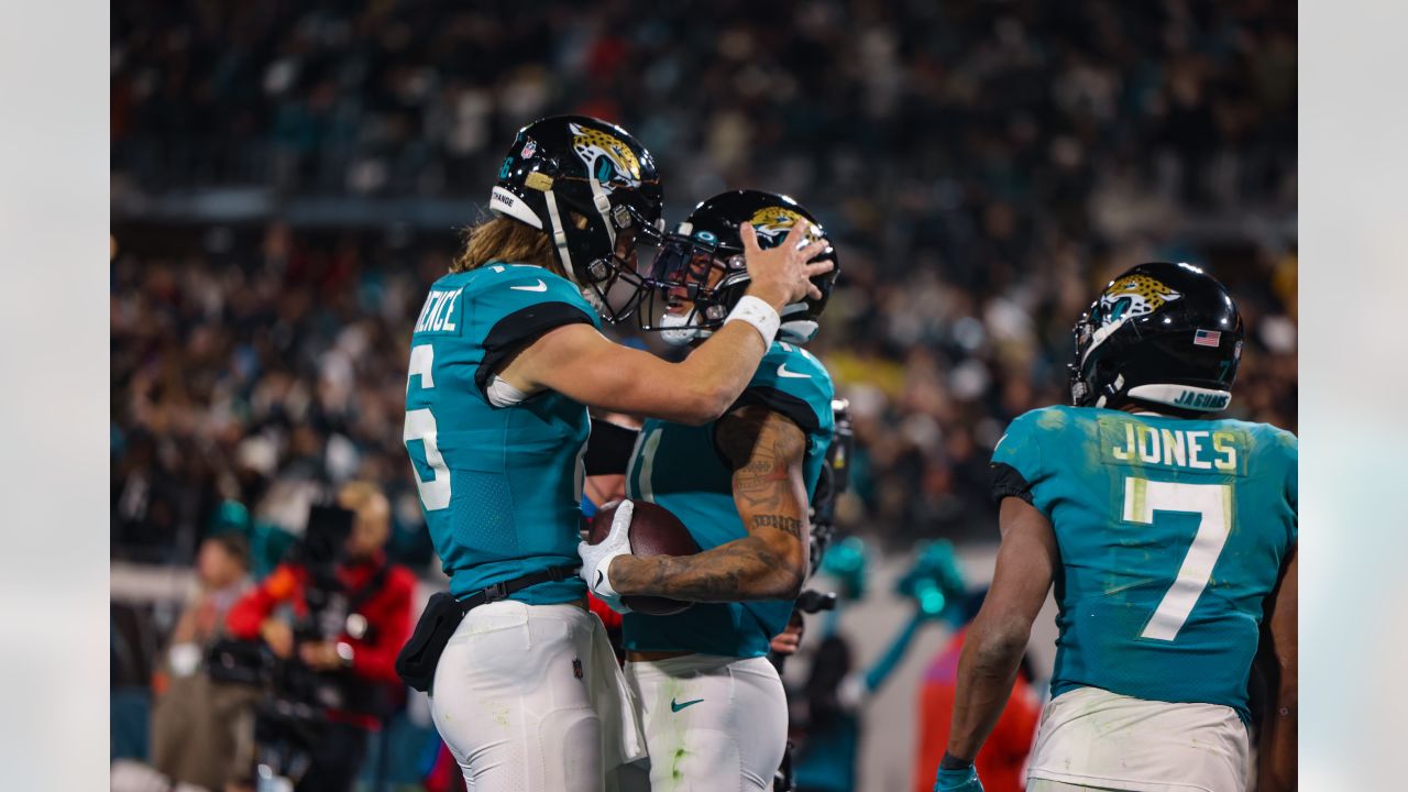 JACKSONVILLE, USA, JANUARY 10, 2023: Los Angeles Chargers vs. Jacksonville  Jaguars. NFL Wild Card Round 2023, Silhouette of Vince Lombardi Trophy for  Stock Photo - Alamy